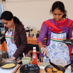 Yesha och Ridhima lagar mat.